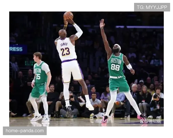 NBA比赛中裁判是如何裁定争议球的，现场录像回放有什么用？